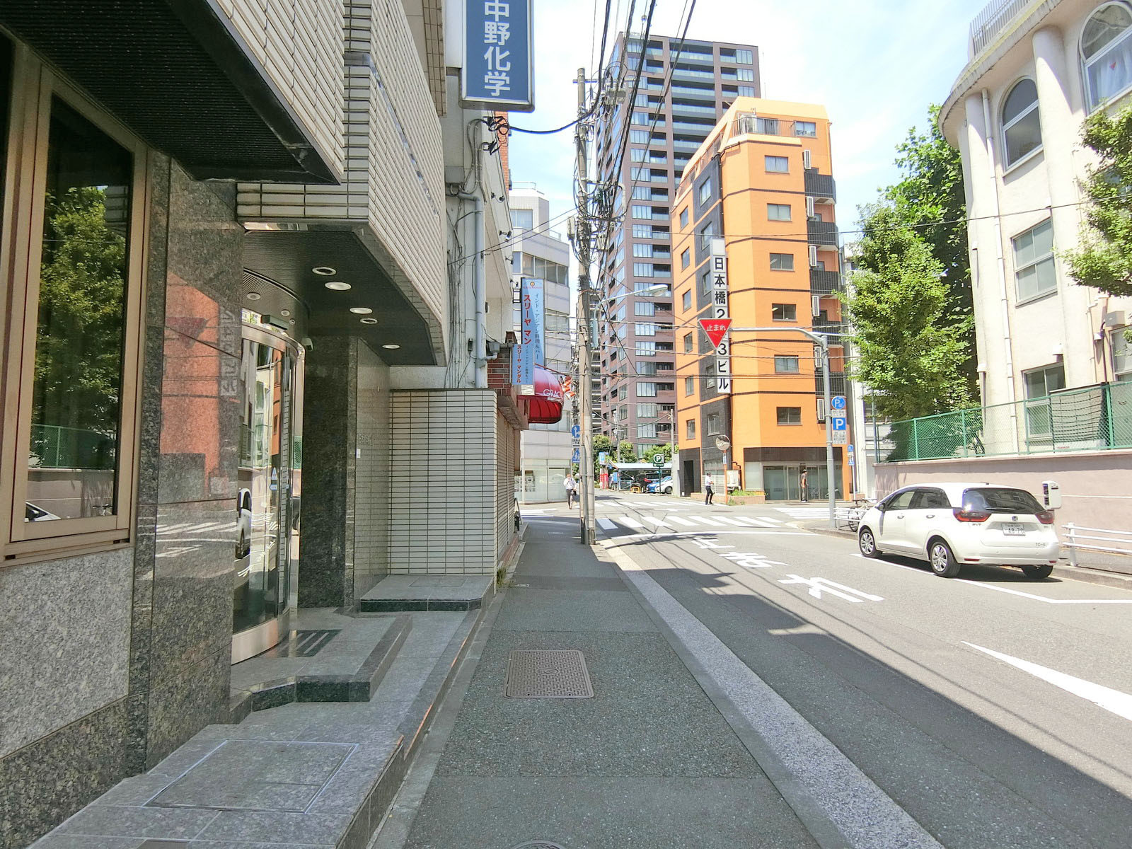 日本橋中野ビル前面の通り