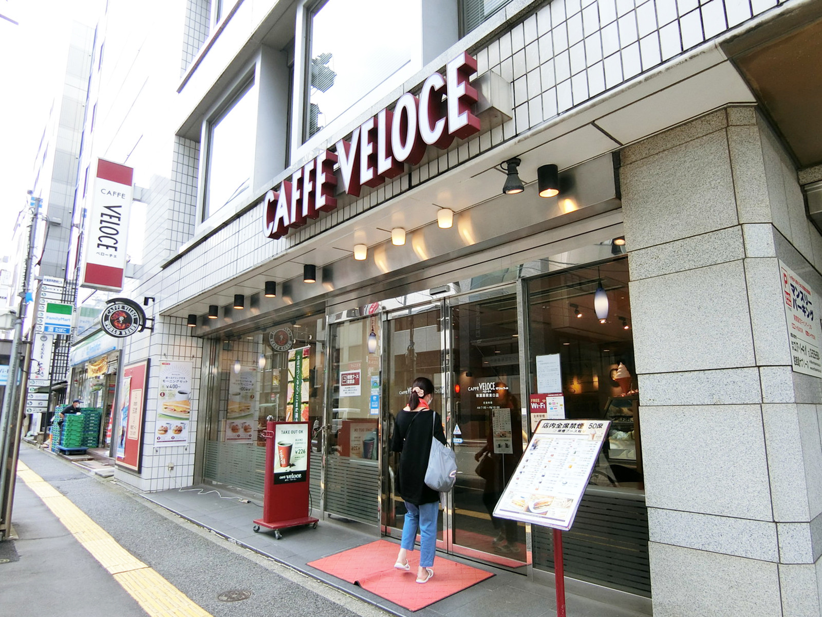 徒歩2分のカフェ・ベローチェ