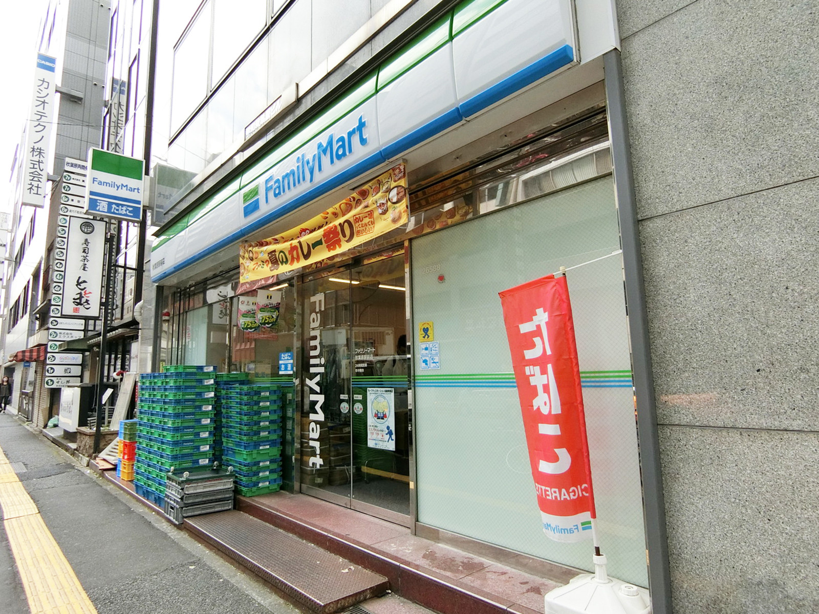 徒歩2分のファミリーマート