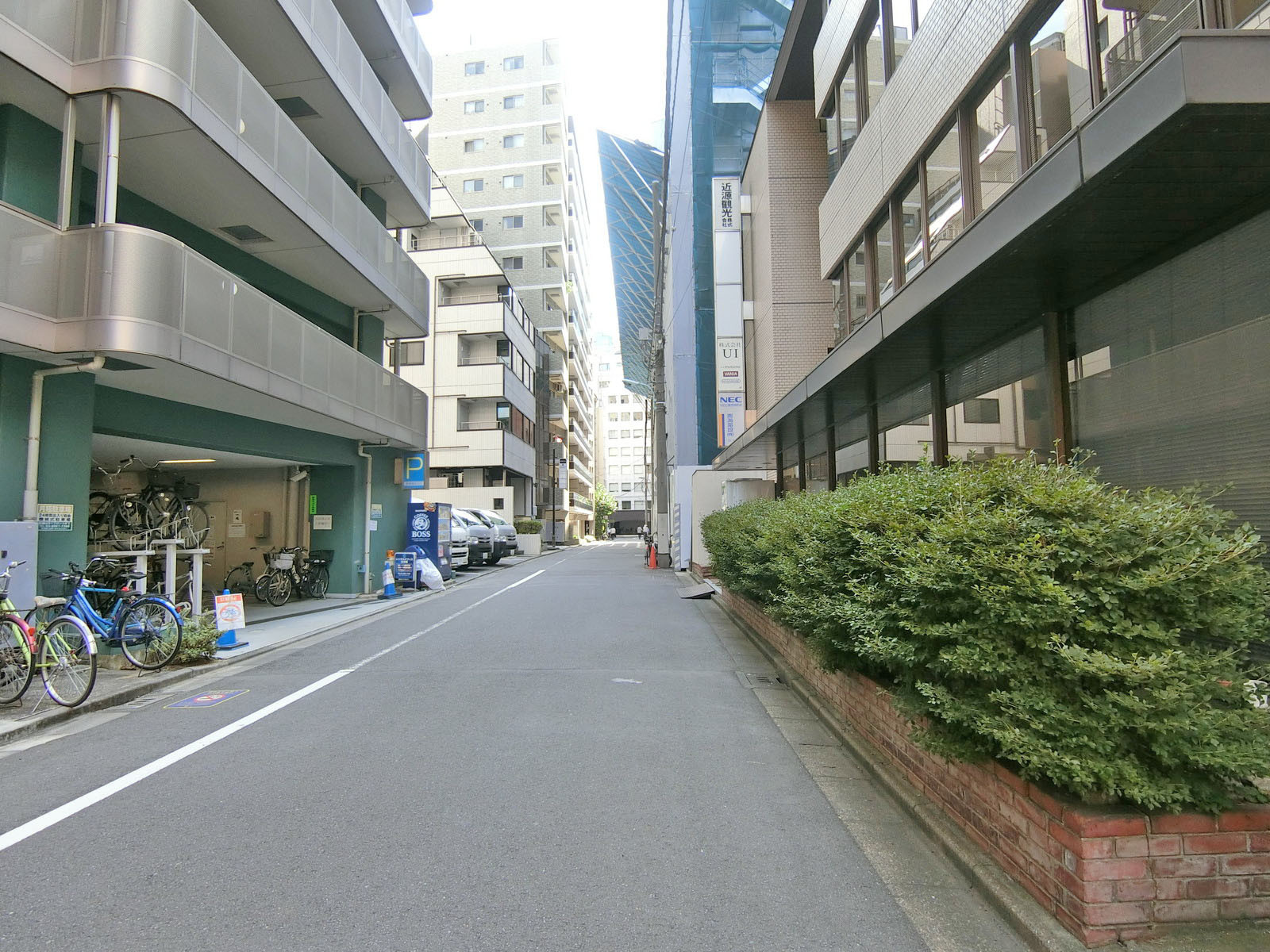 近源ビル前面の通り
