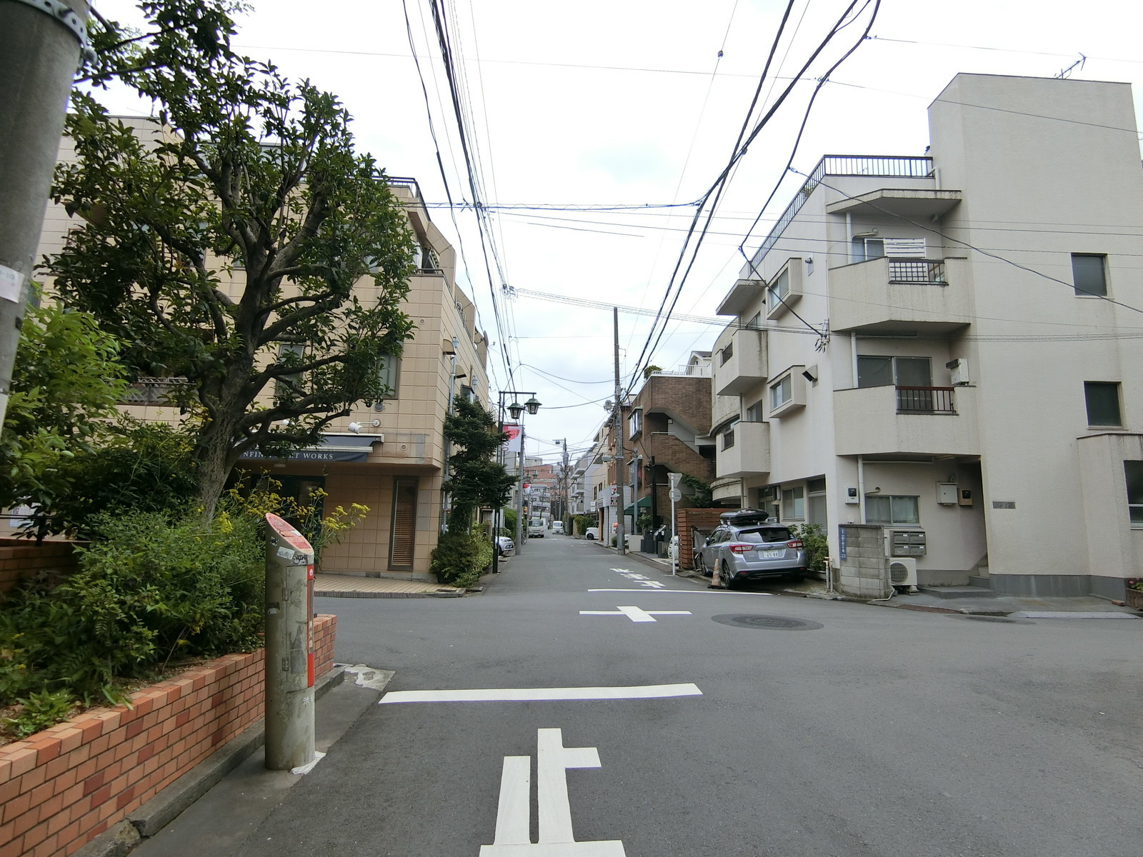 周辺は住宅街