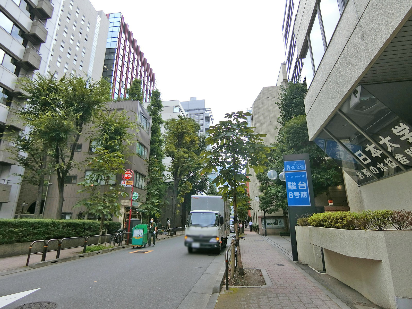 周辺は大学が立ち並ぶエリア