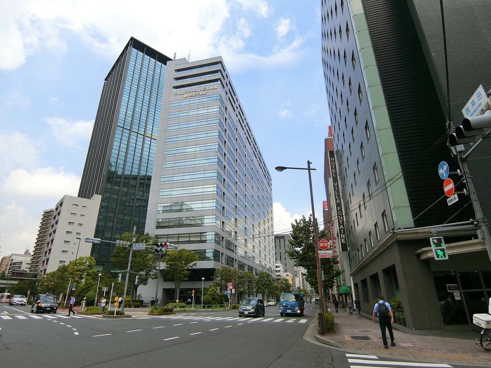 いちご九段ビル前面の専大通り