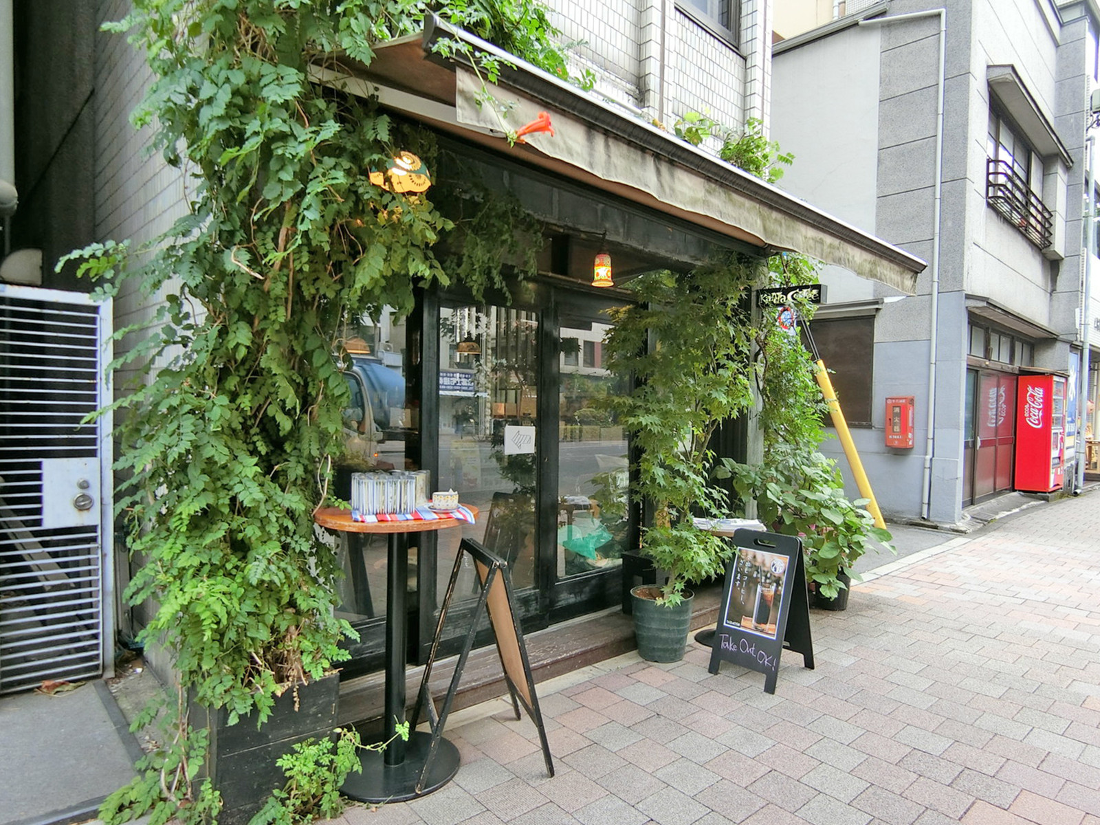 付近には飲食店が点在