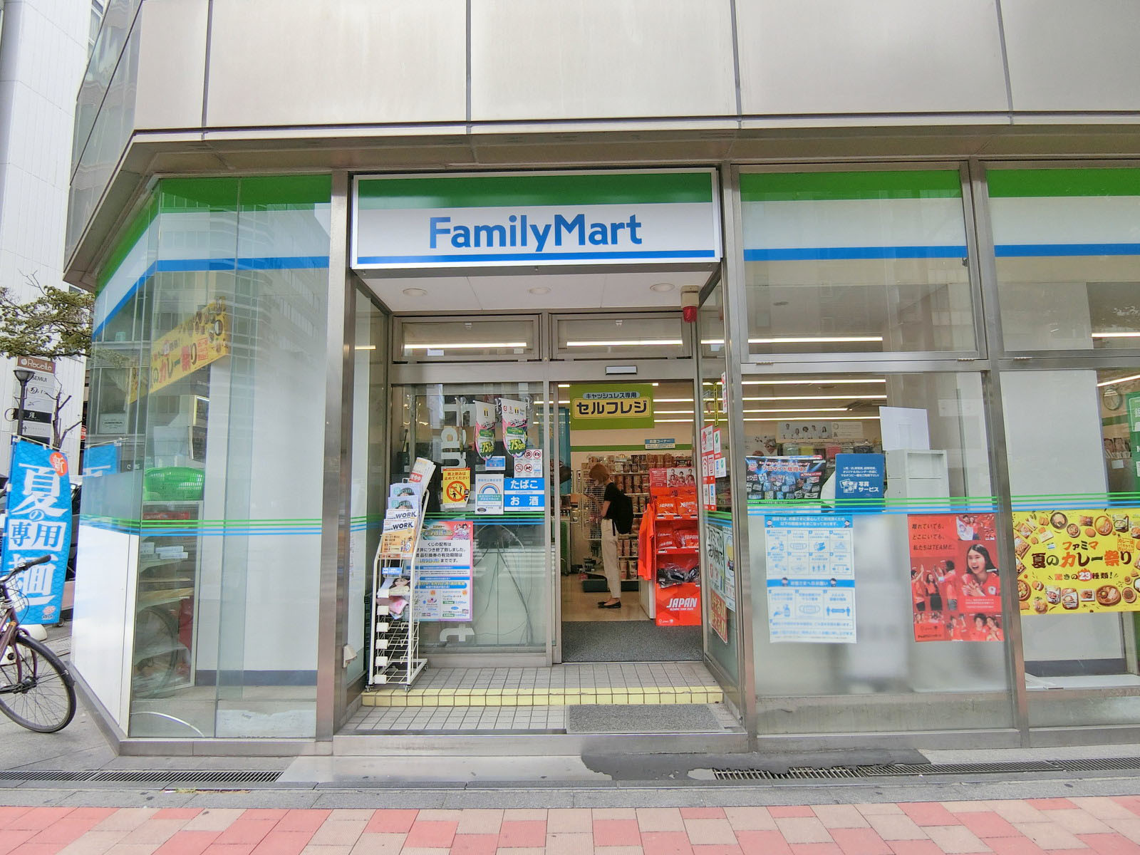 徒歩1分のファミリーマート銀座松屋通り店