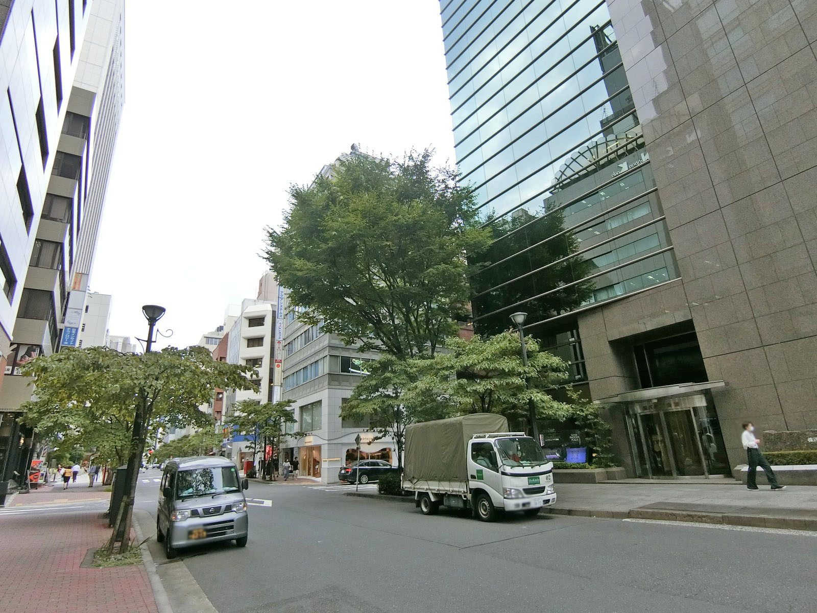 周辺はオフィスや店舗が多いエリア