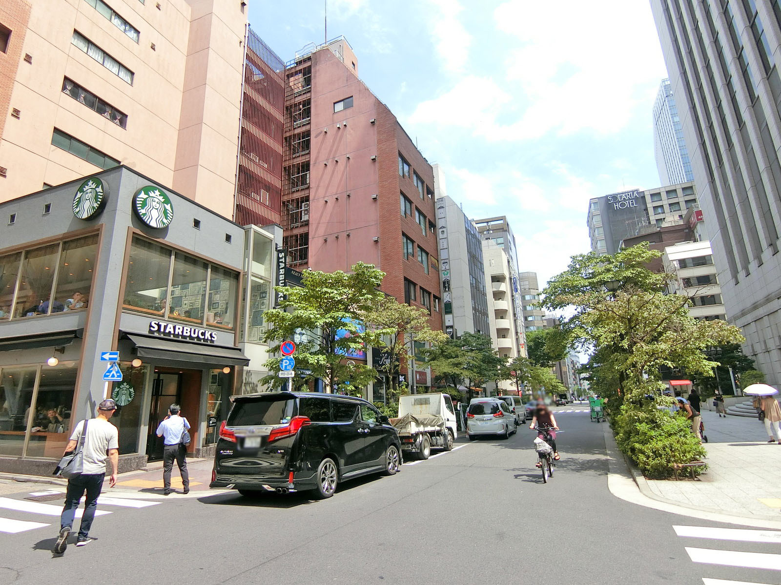 周辺はオフィスや店舗が多いエリア