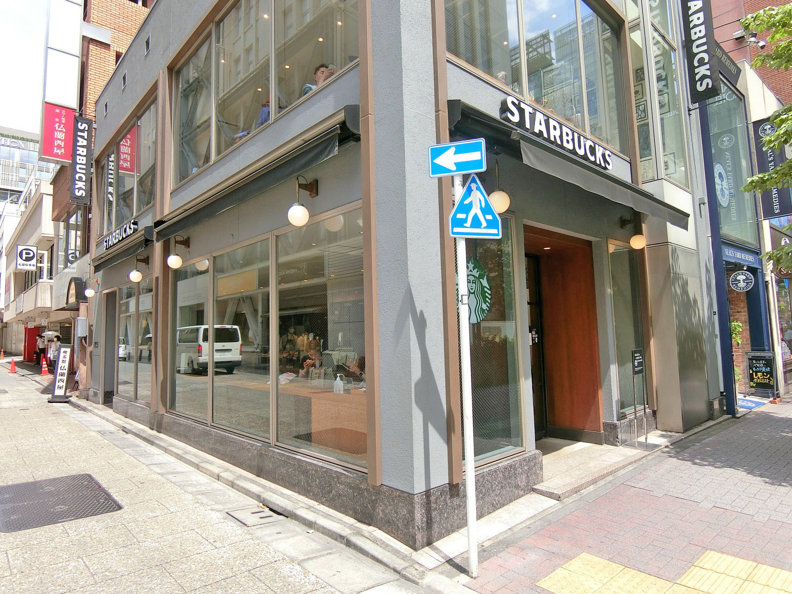 隣のスターバックス銀座松屋通り店