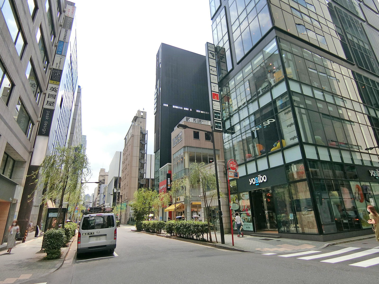 周辺はオフィスや店舗が多いエリア