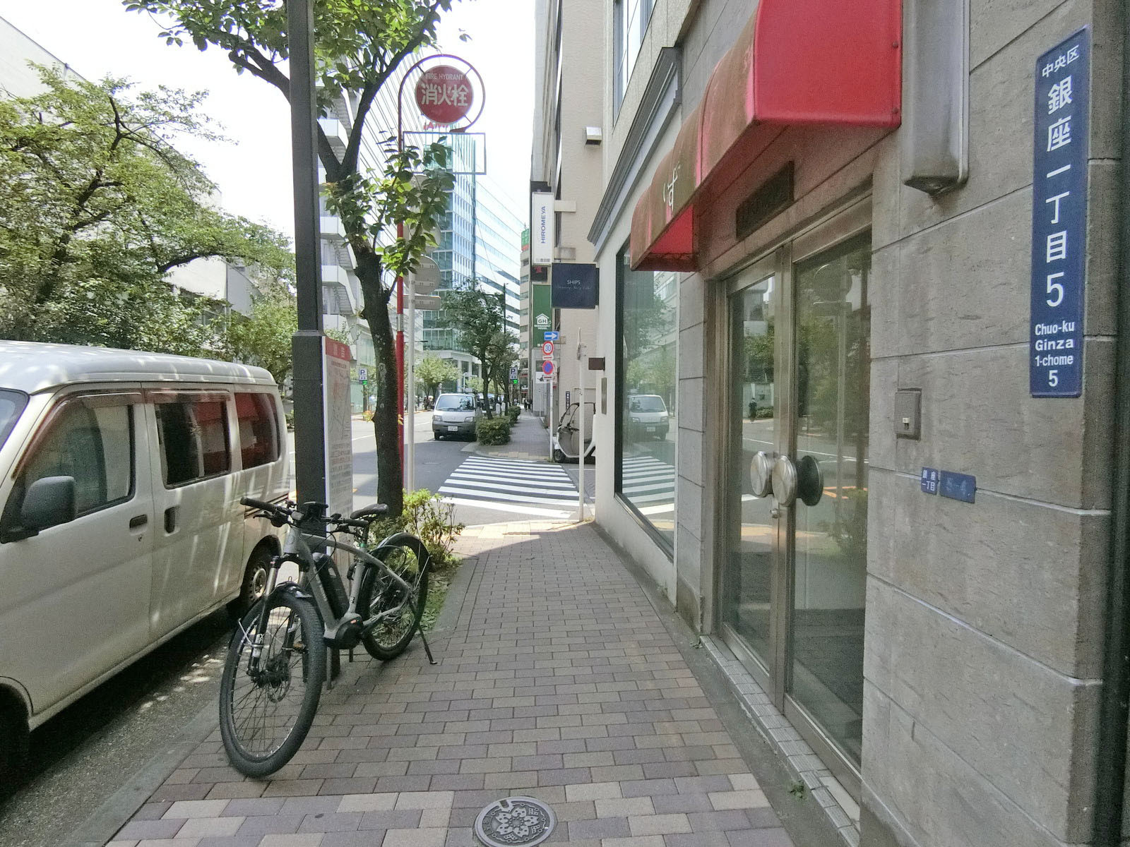 西勢ビル前面の通り