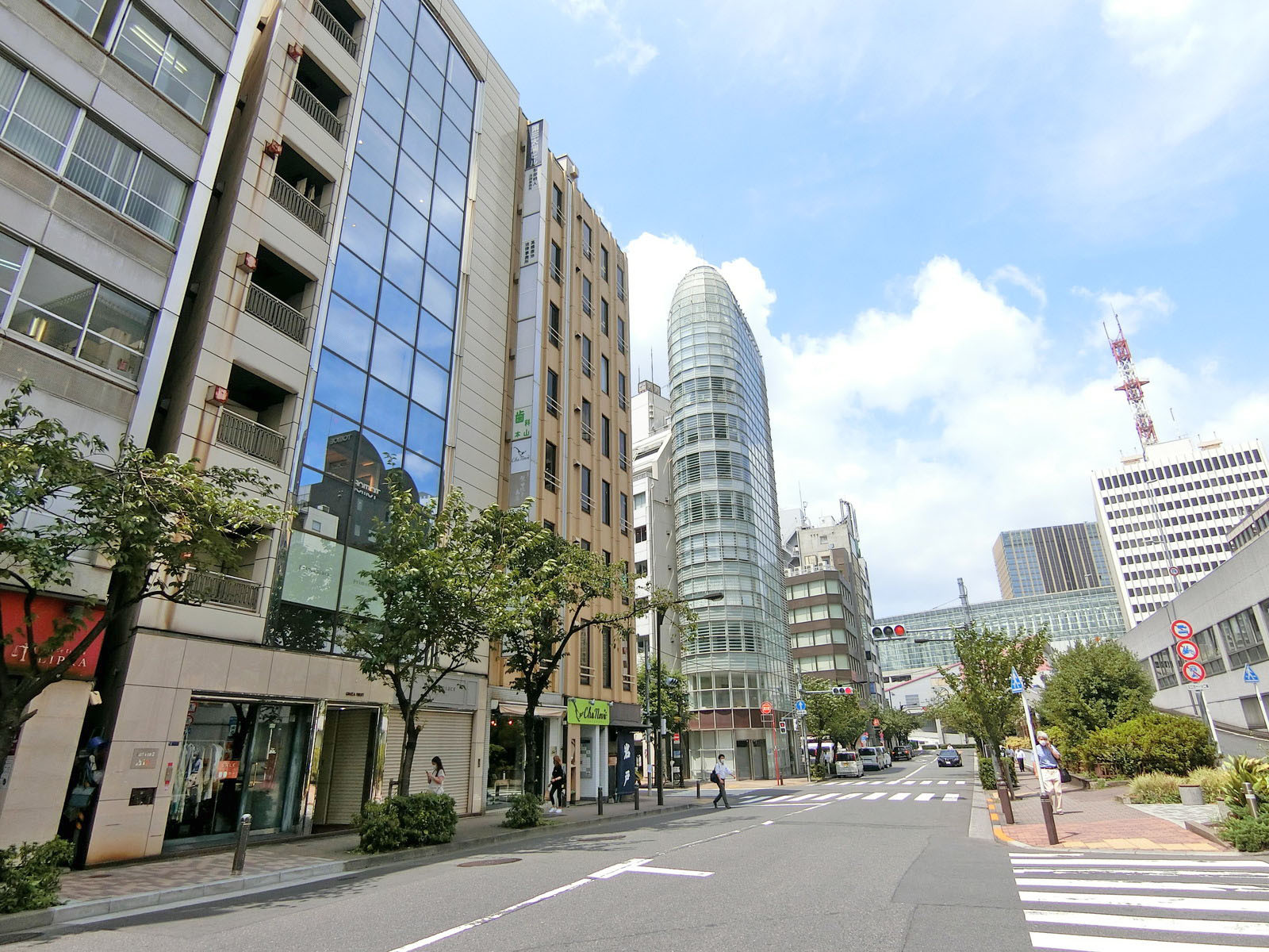 銀座桜通り沿いに立地