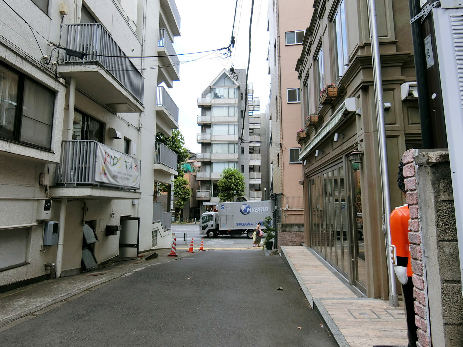 デペッシュモードビル前面の通り
