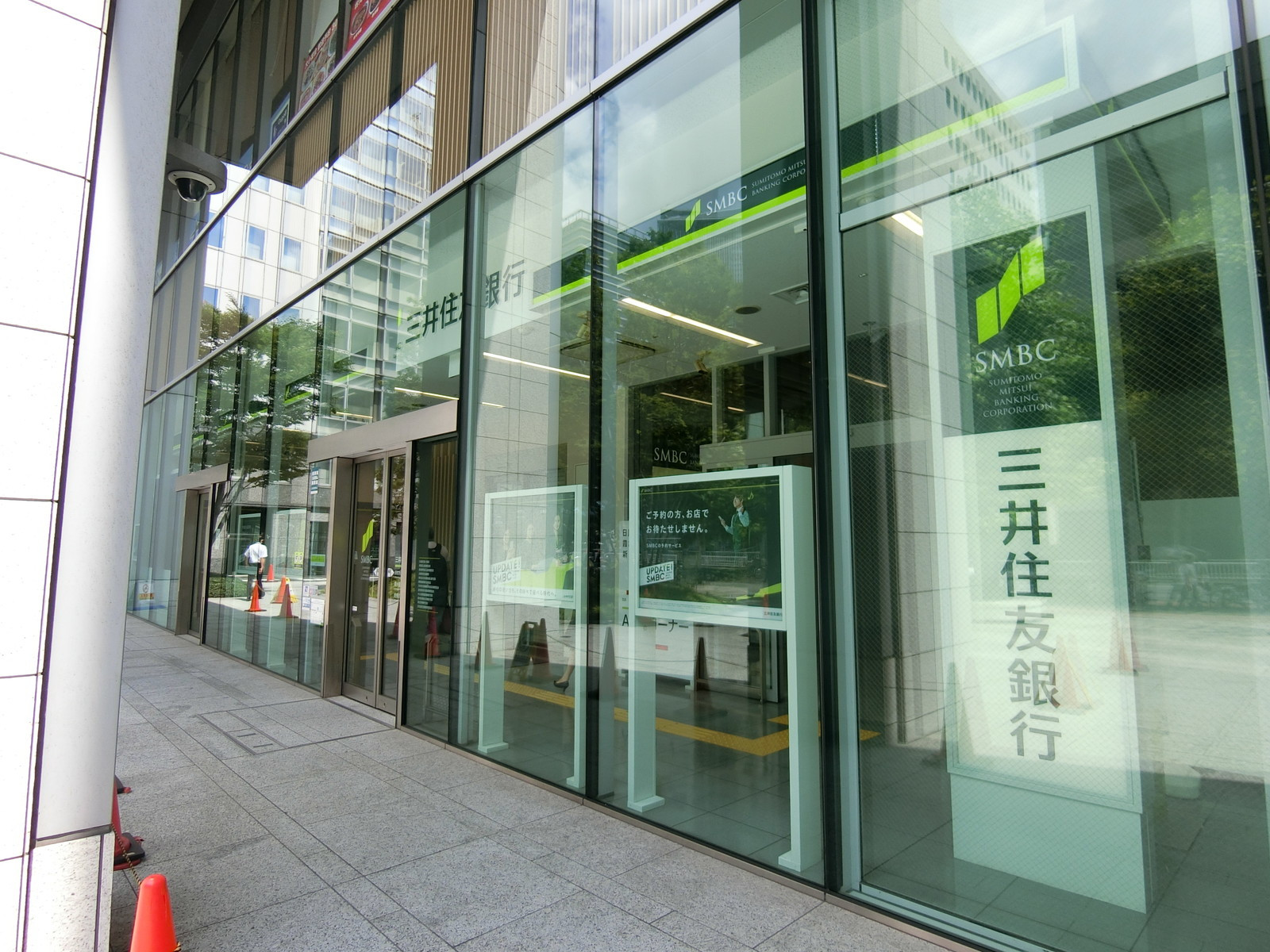 徒歩2分の三井住友銀行