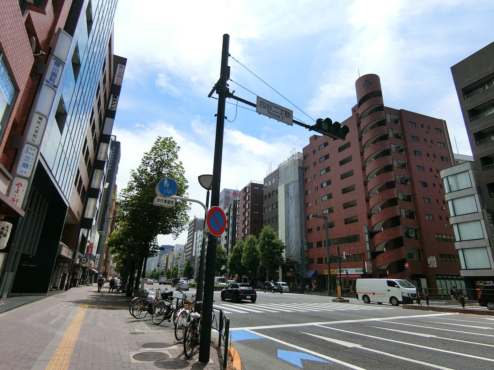 NK第7ビル前面の新宿通り