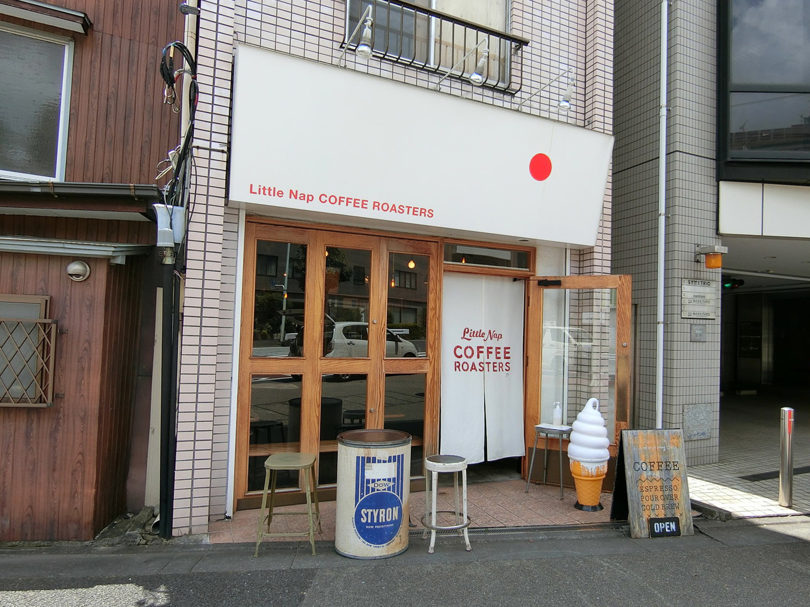 向かいにあるコーヒースタンド