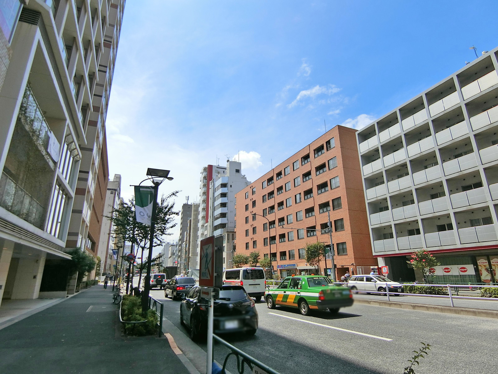内藤ビル前面の外苑東通り