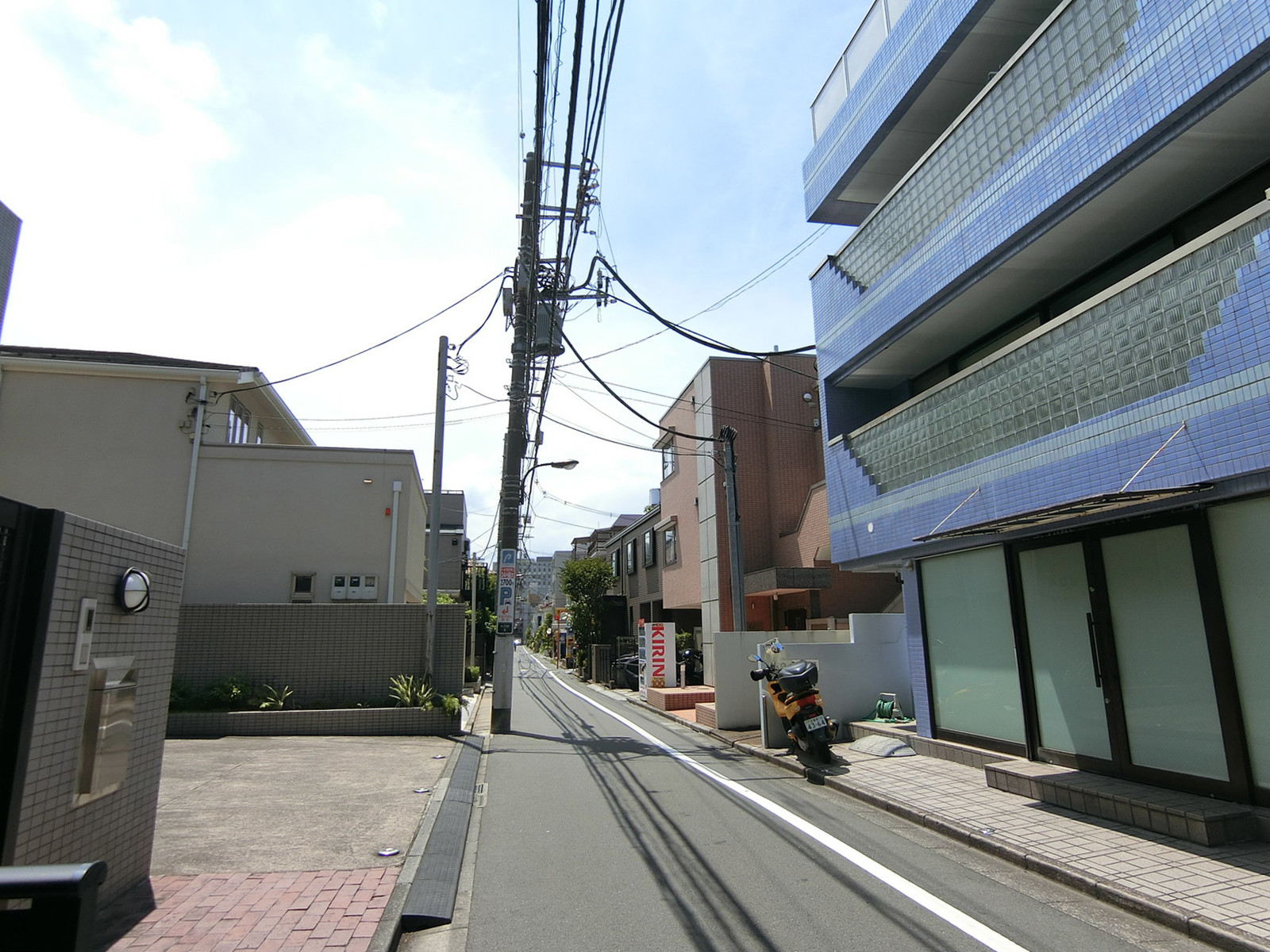 ウィーン四谷ビル前面の通り