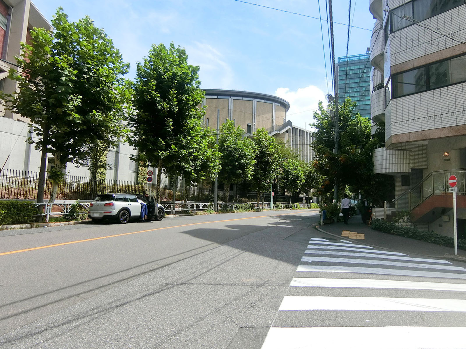 青山ホワイトアドビービル前面の通り