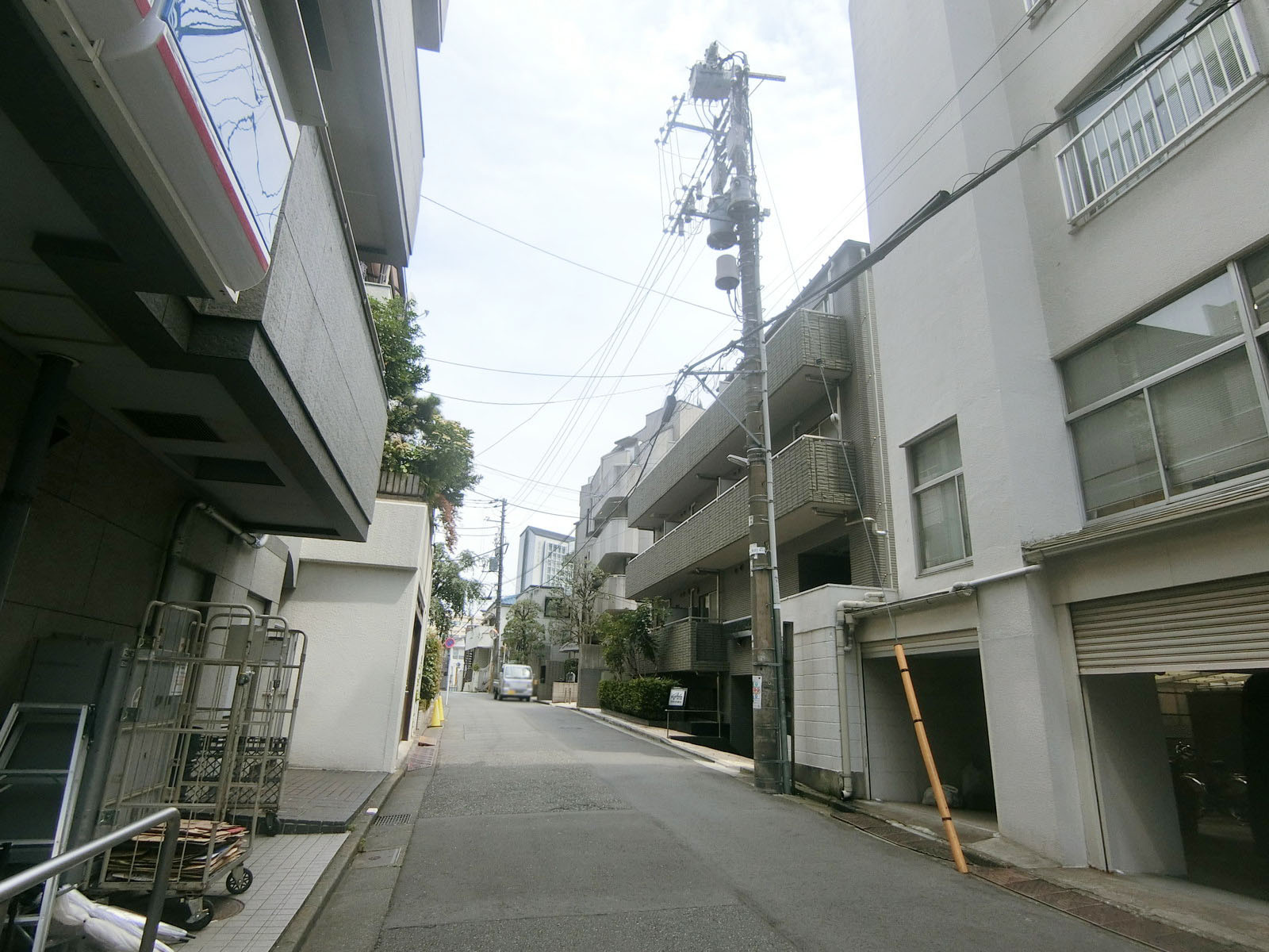 周辺は住宅街
