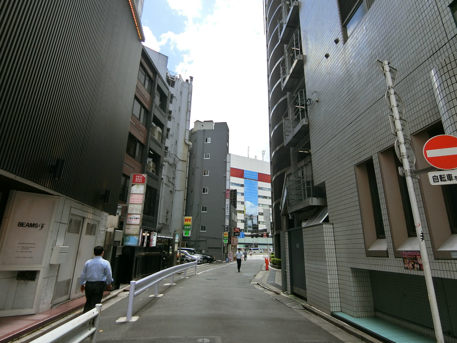 日原ビル前面の通り