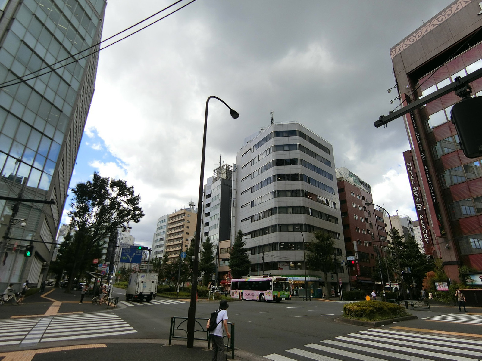 新宿北西ビル前面の通り