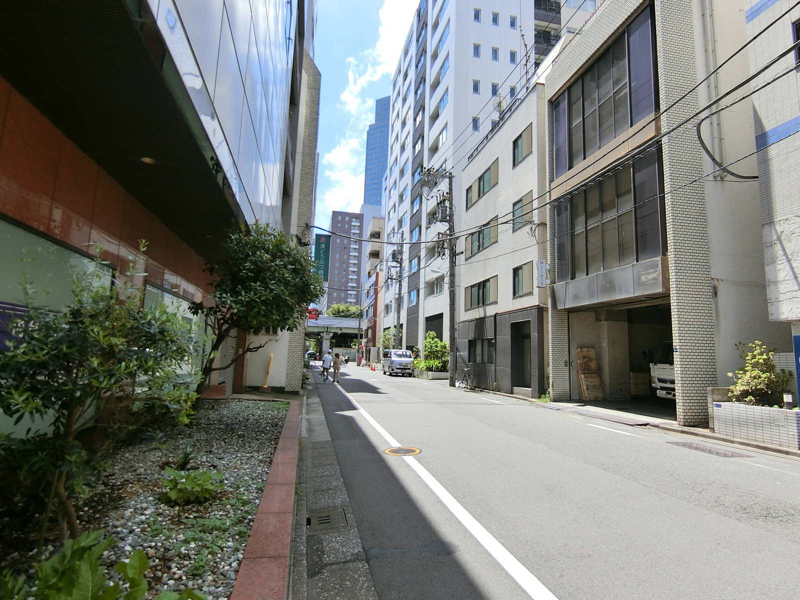 マルキ榎本ビル前面の通り