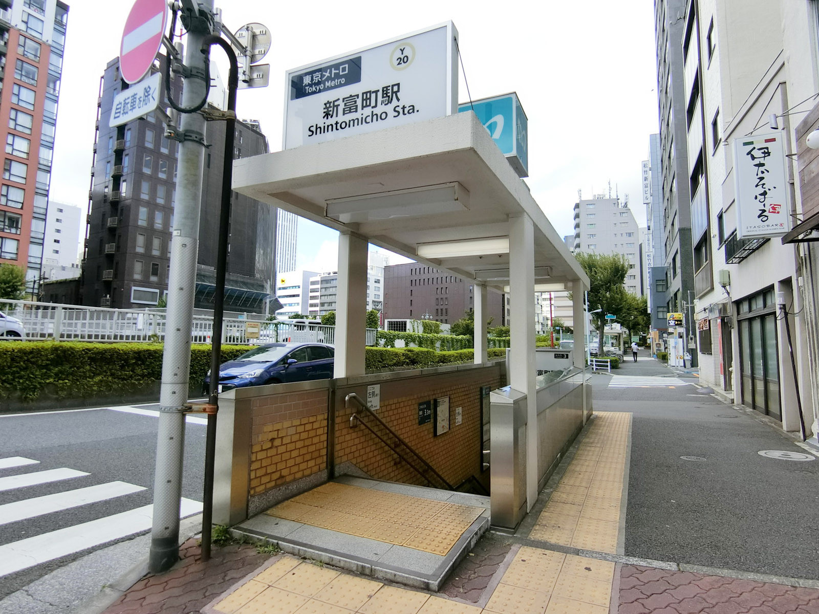 最寄りの「新富町駅」