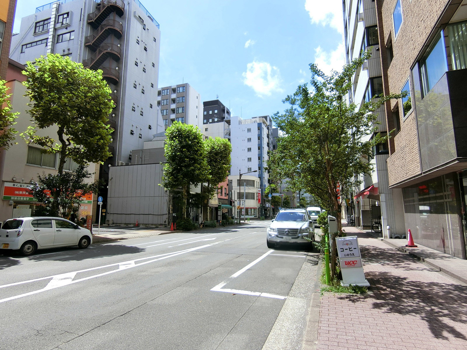 新富センタービル前面の通り