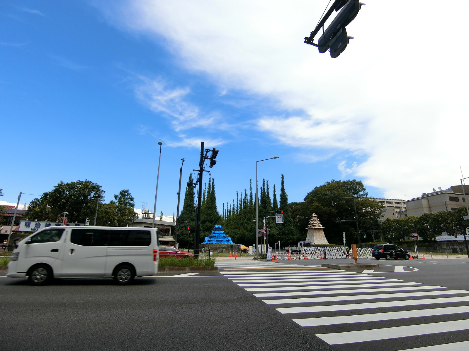 青山通り沿いに立地
