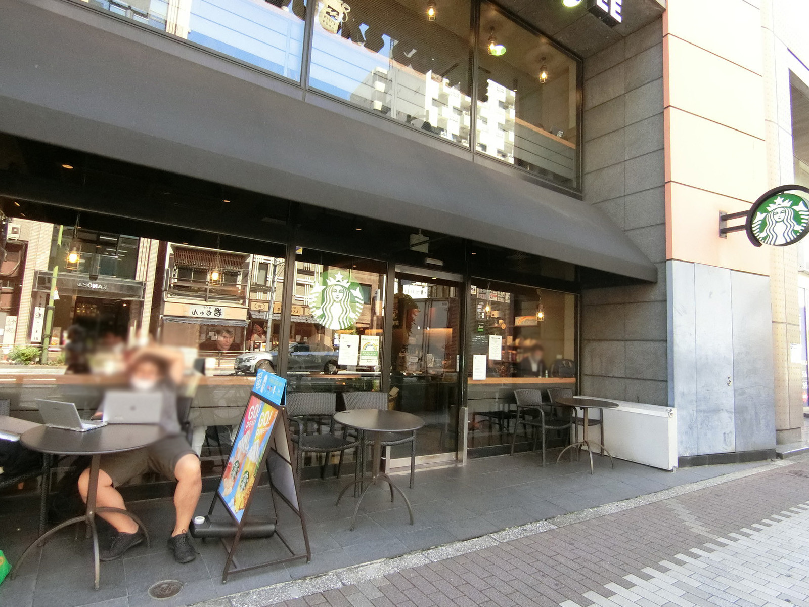 並びのスターバックスコーヒー