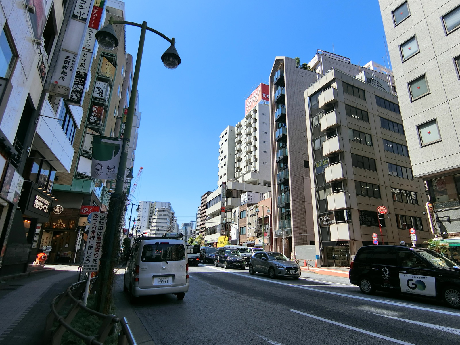 オフィスビル前面の通り