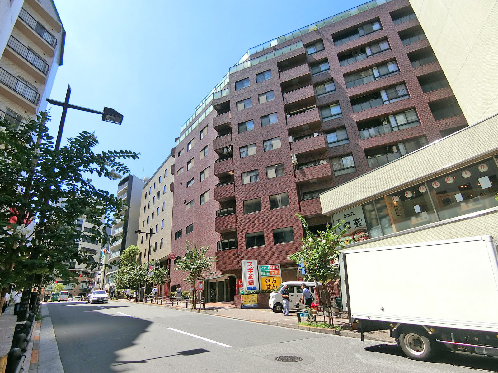 周辺はオフィスや店舗が多いエリア