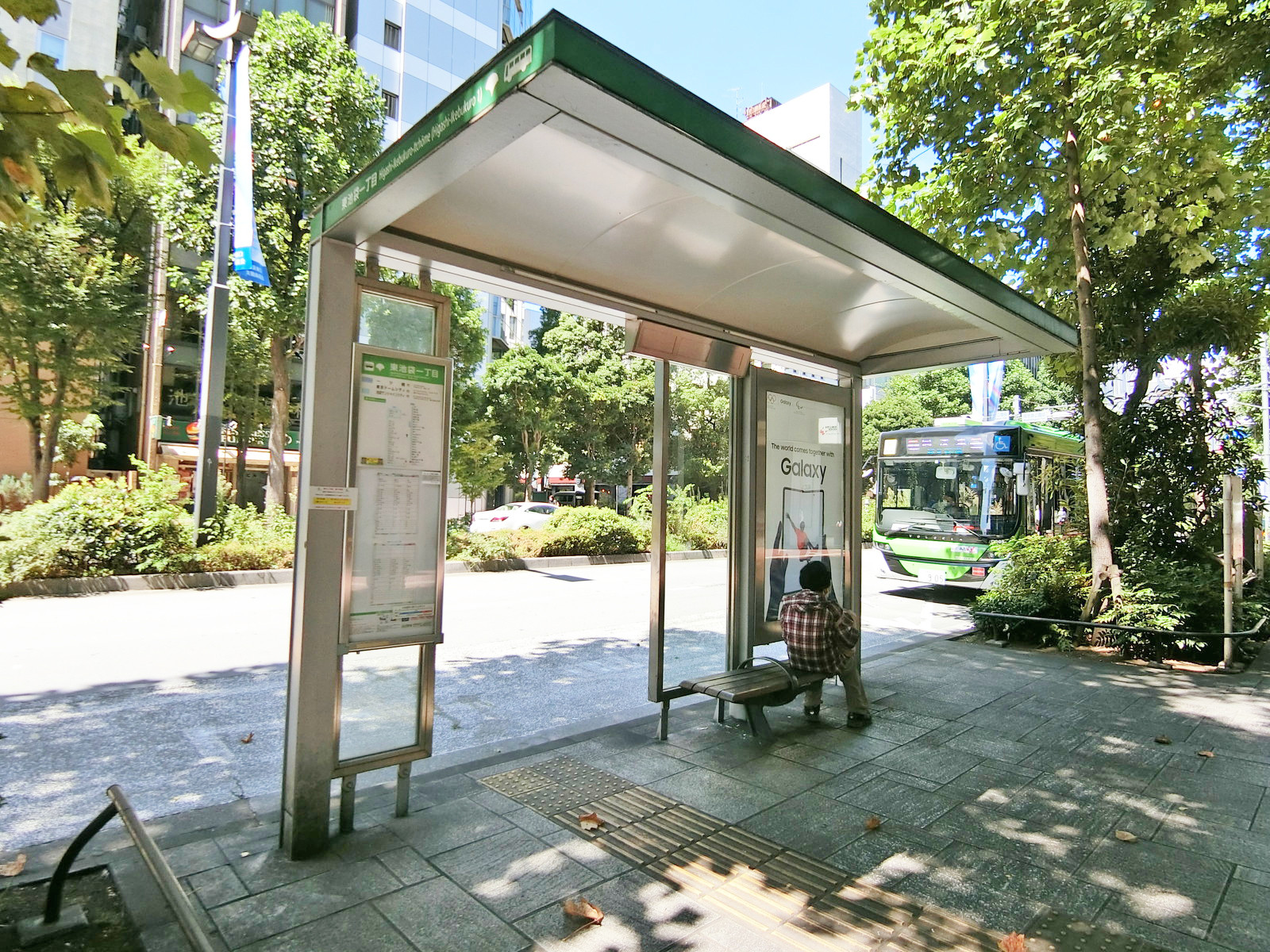 ビル前のバス停「東池袋1丁目」