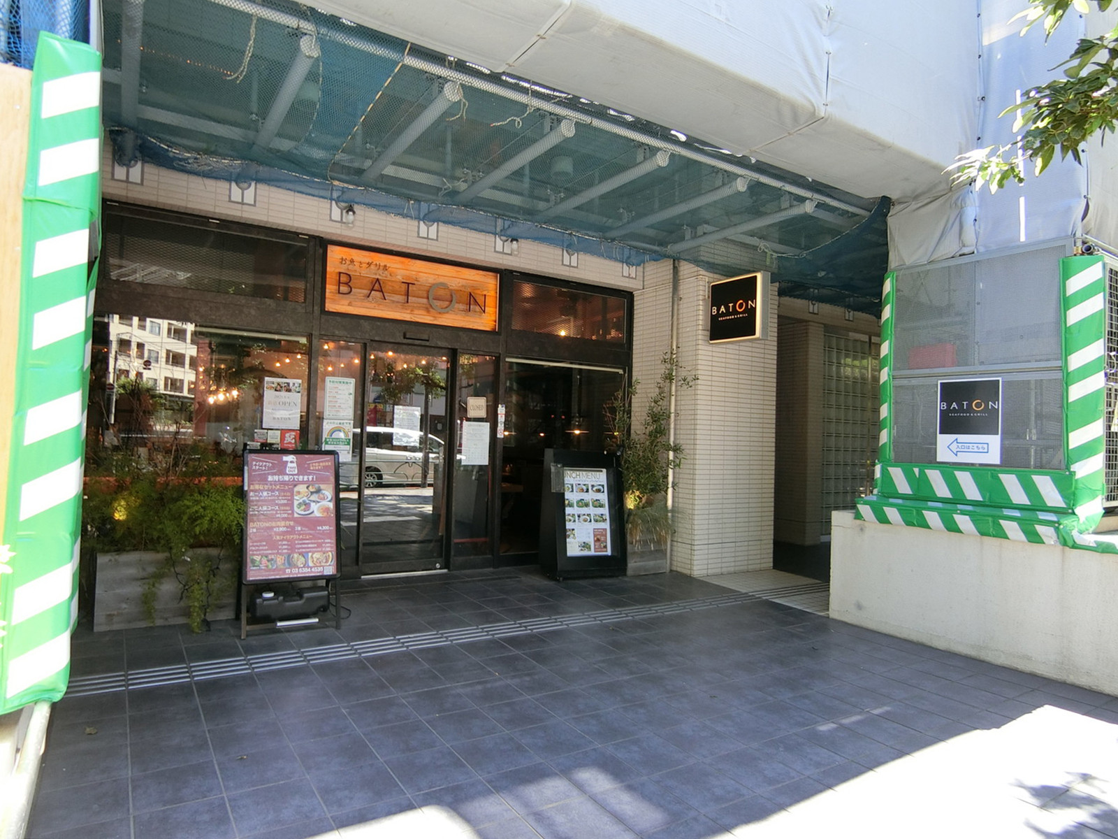 付近には飲食店もあり