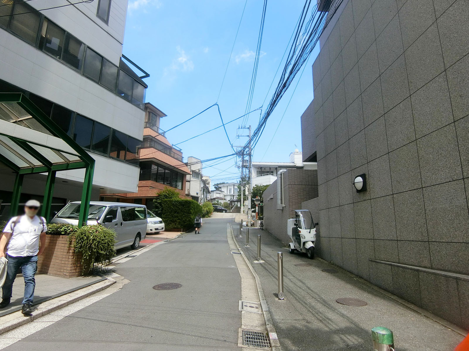 祐ビル前面の通り