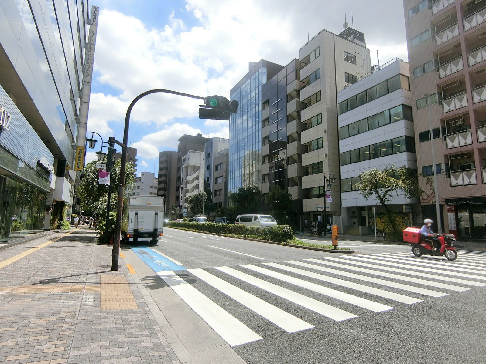 JHIA渋谷ビル前面の明治通り