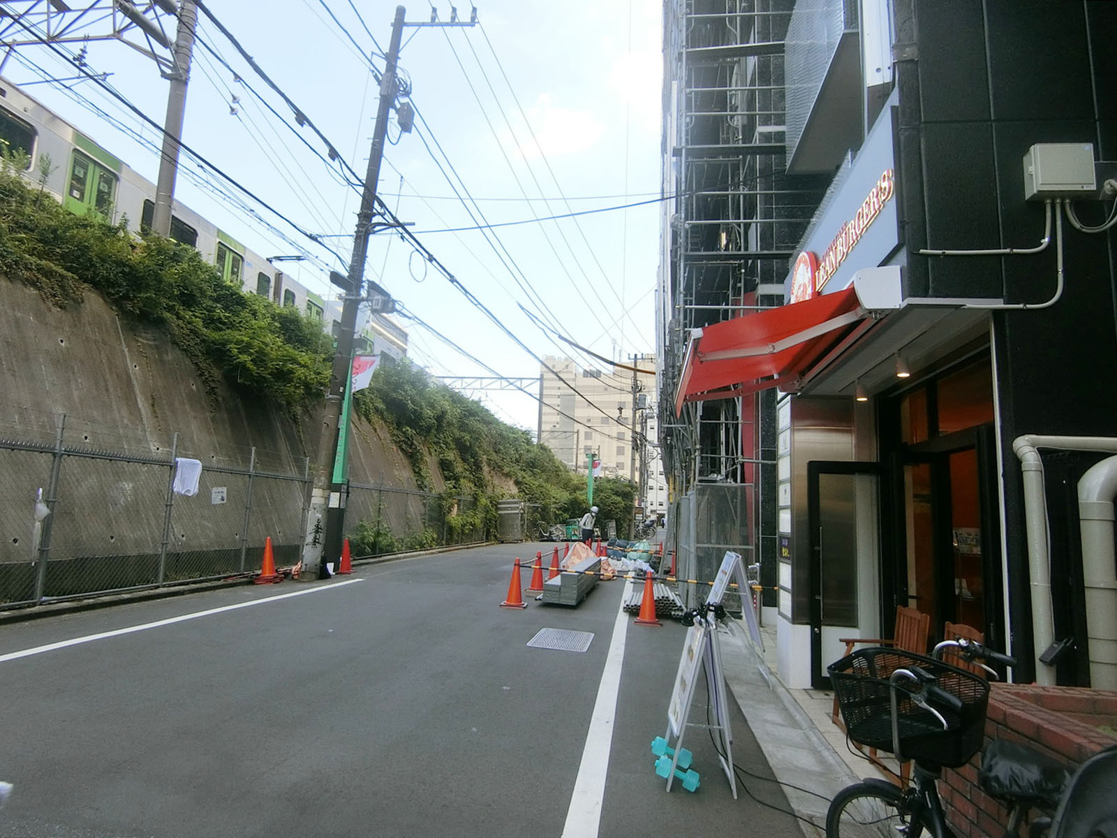 恵比寿富士蔵ハイツ前面の通り
