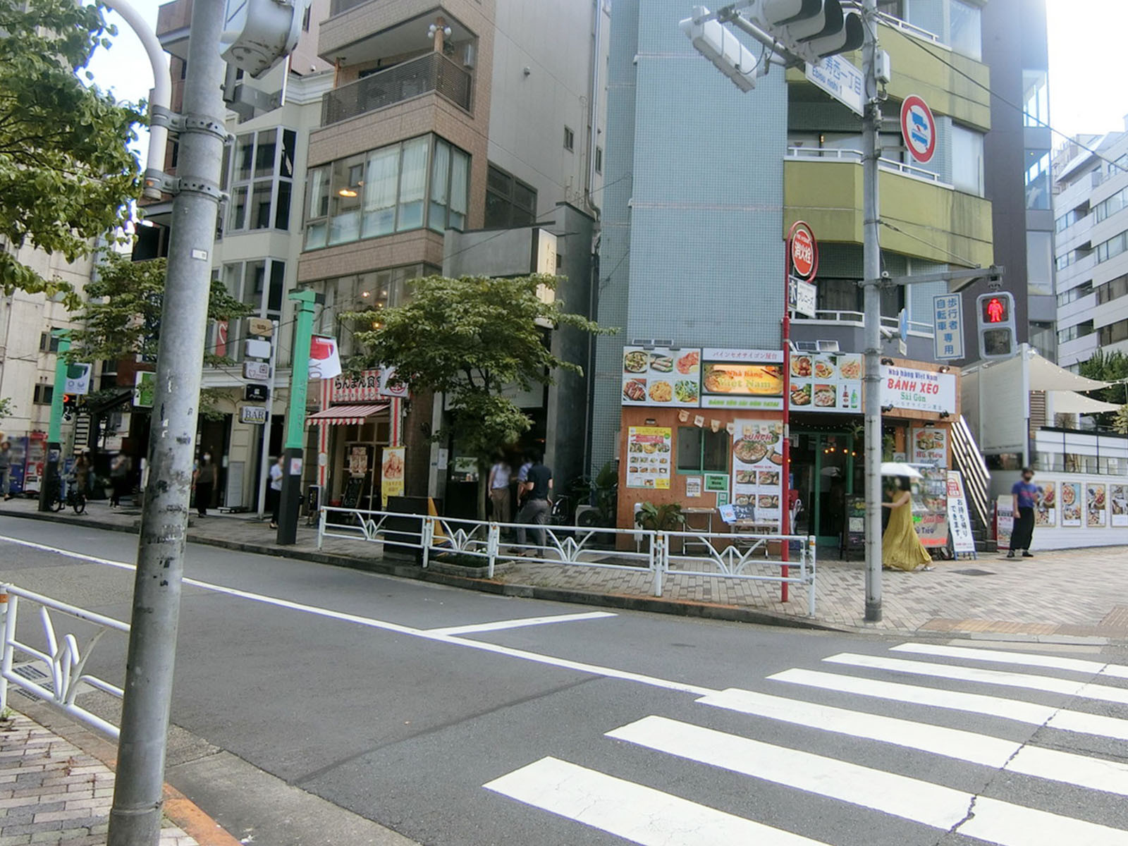 付近は飲食店の多いエリア