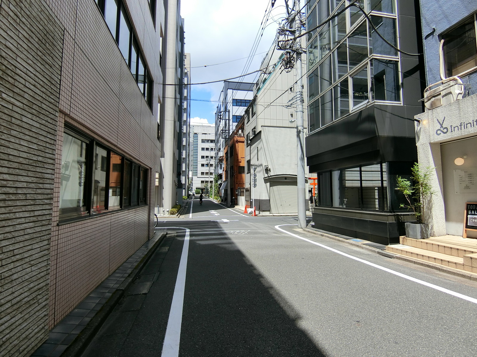 栄ビル前面の通り