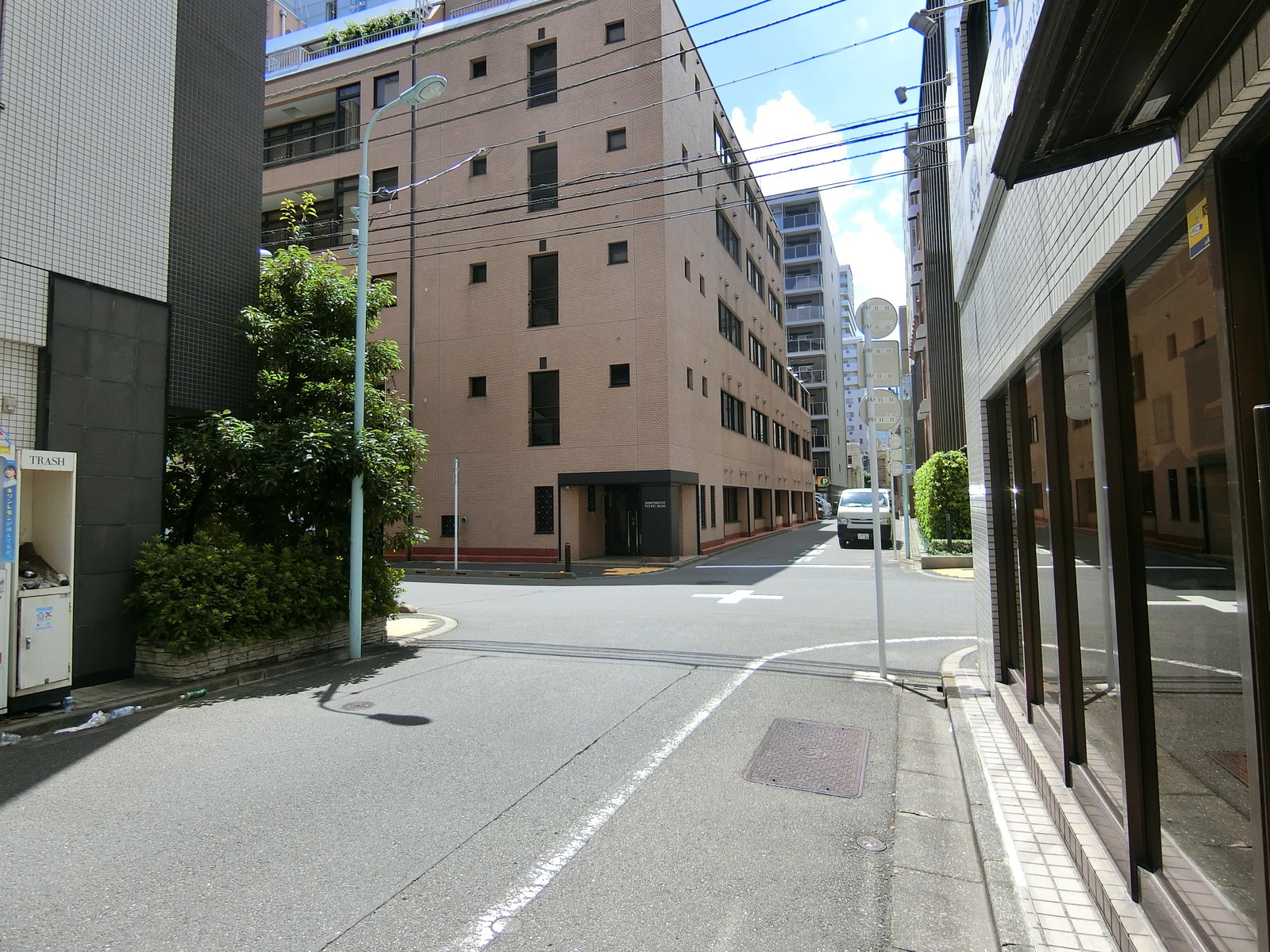 細矢ビル前面の通り