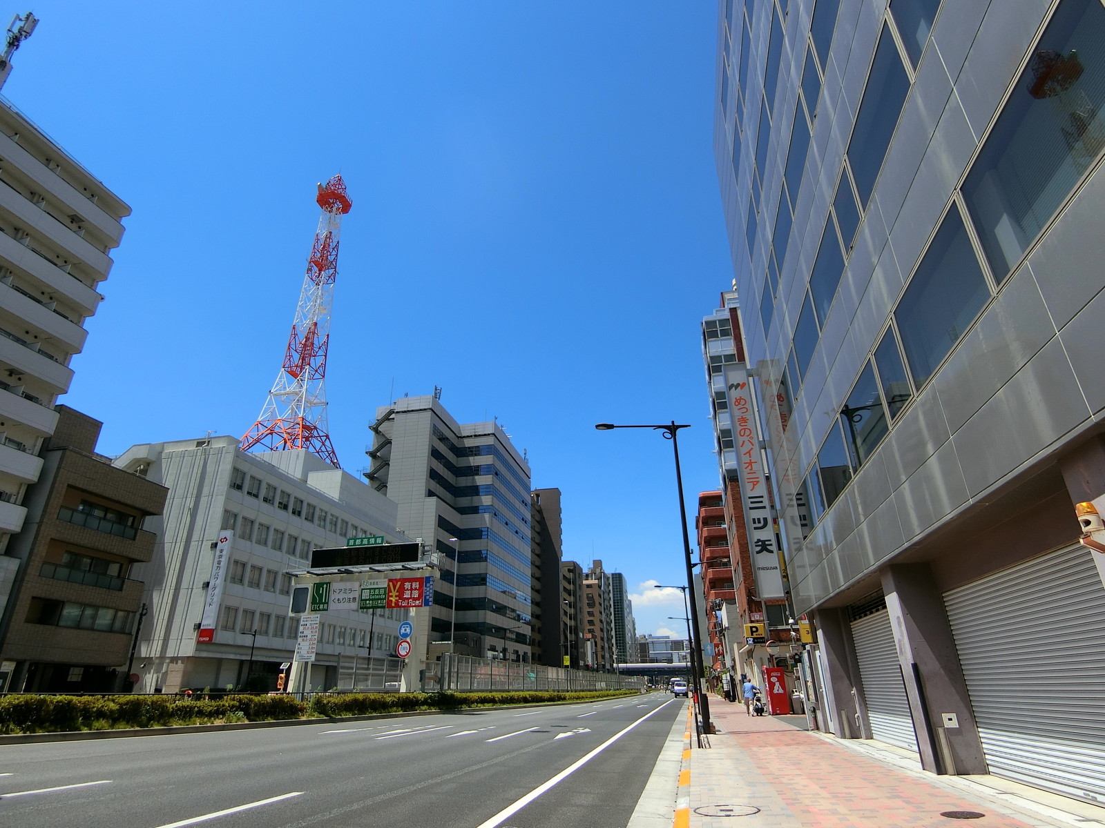 前面の山手通り