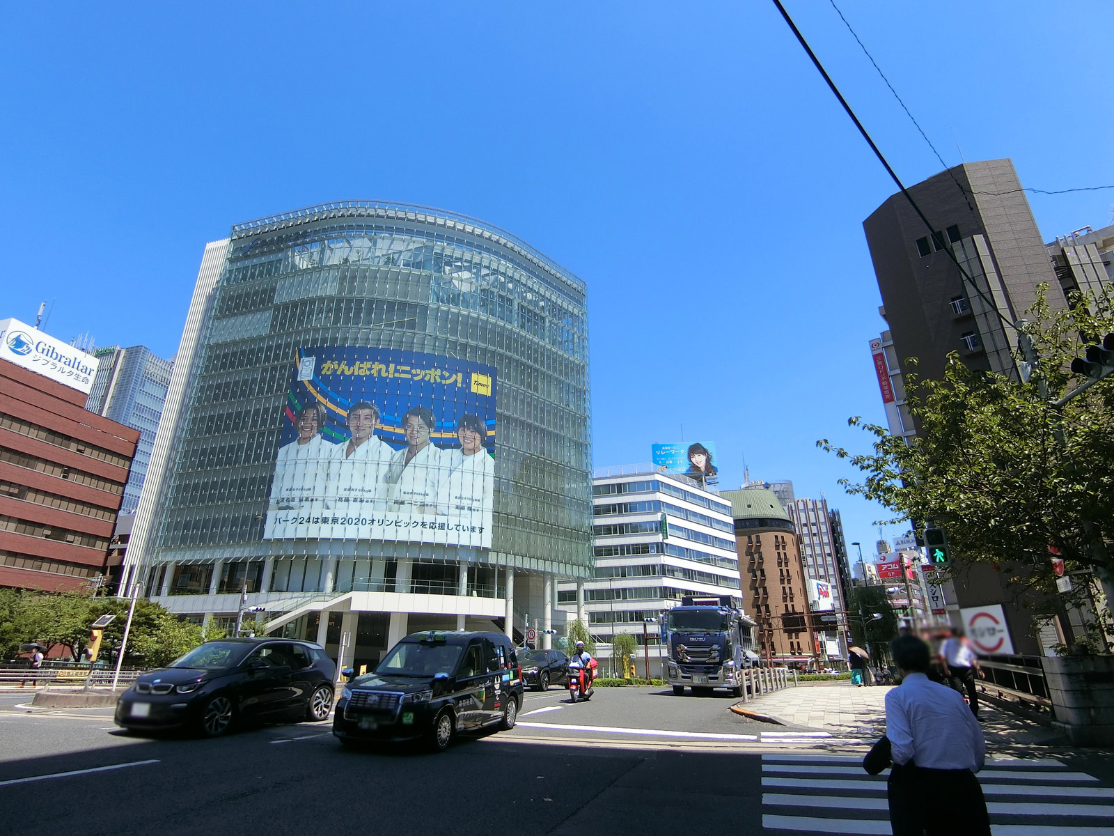 オフィスビル前面道路