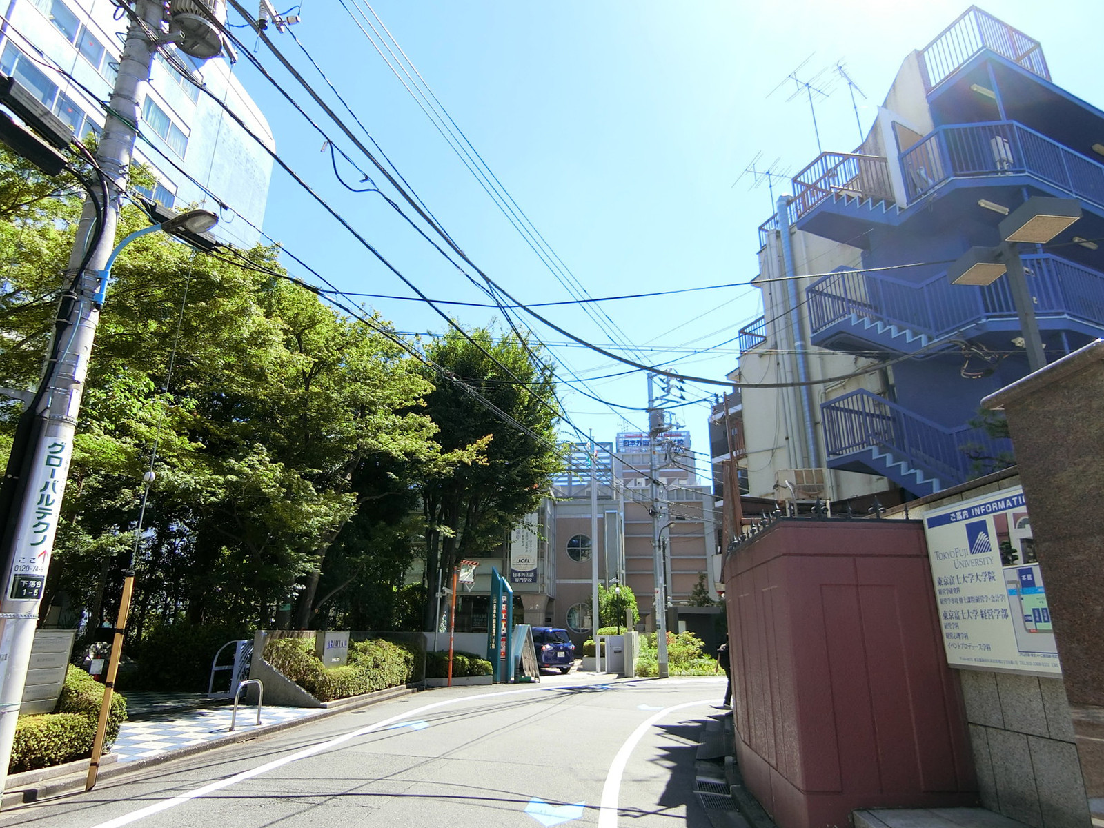 栄新ビル前面の通り