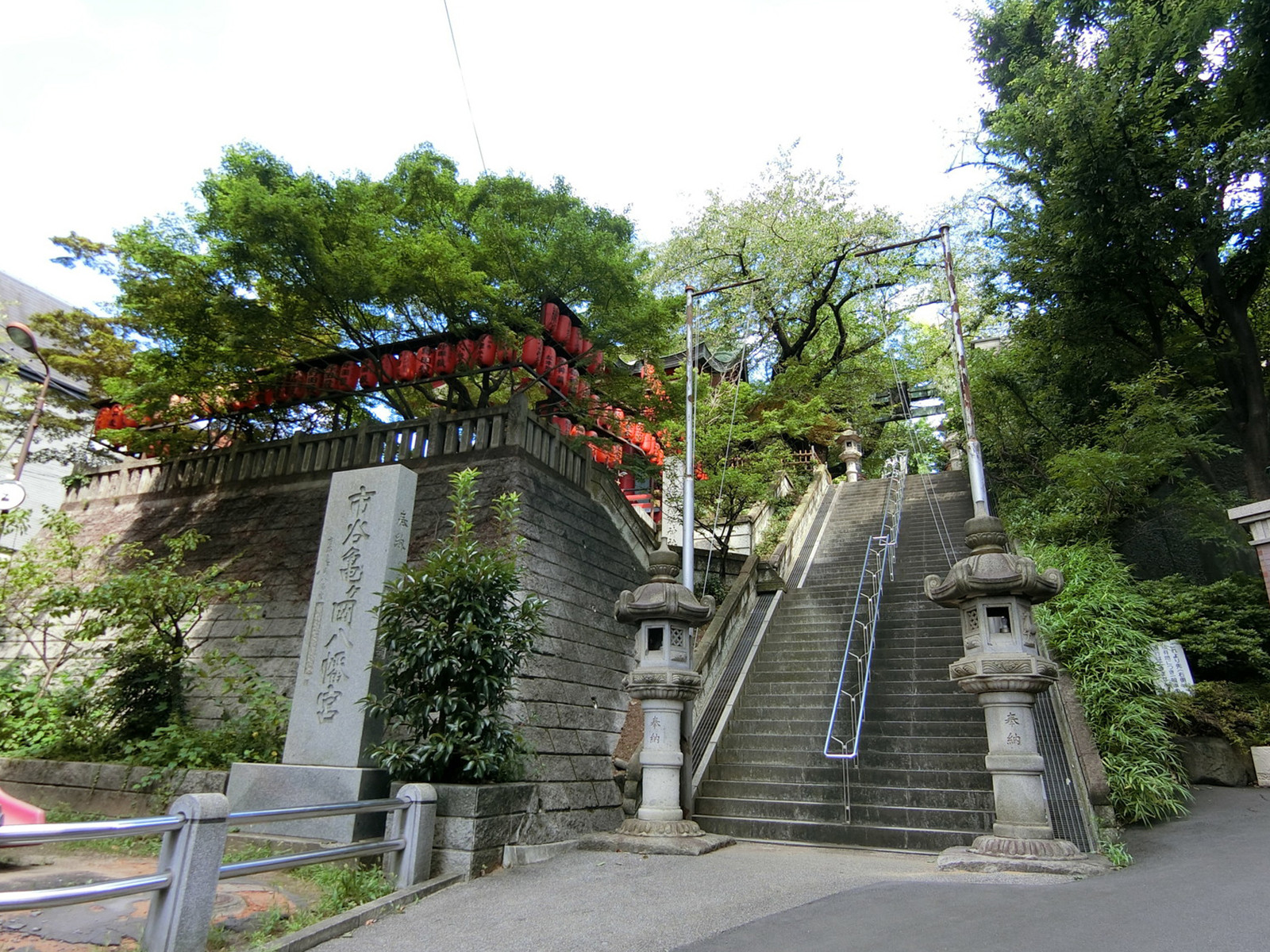 裏手にある市ヶ谷亀ヶ岡八幡宮