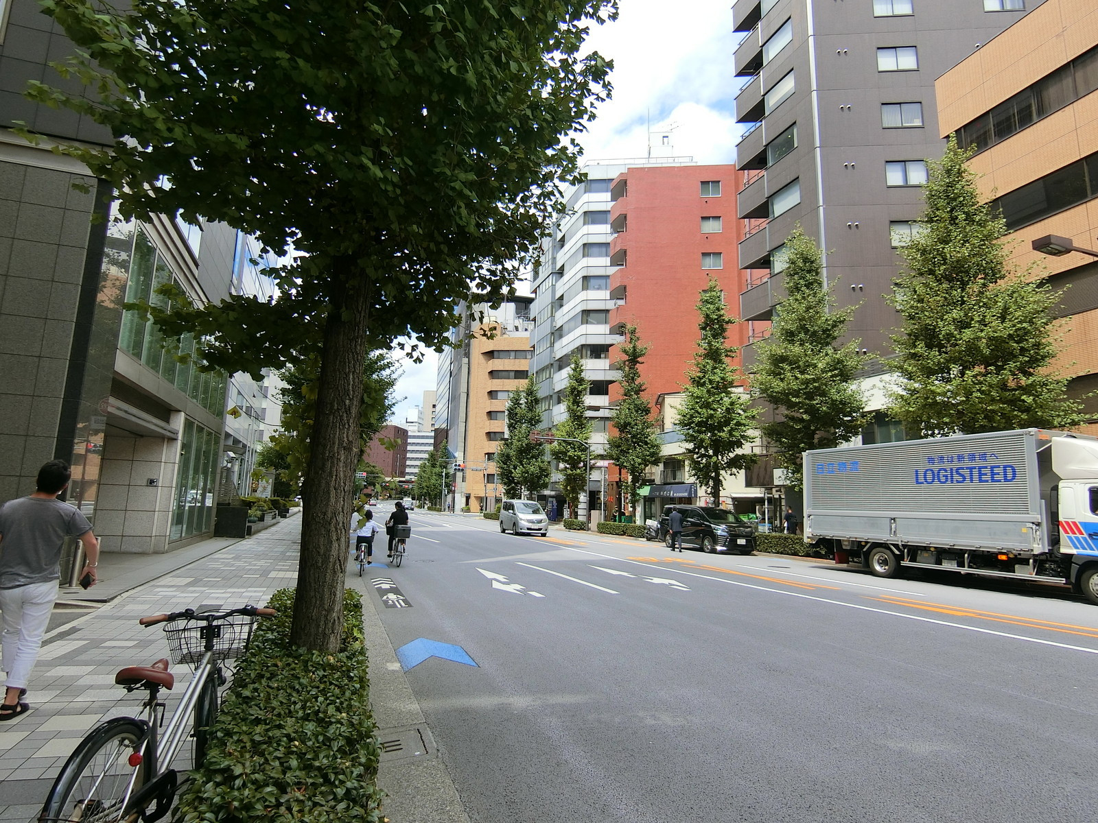 第3桜橋ビル前面の鍛冶橋通り