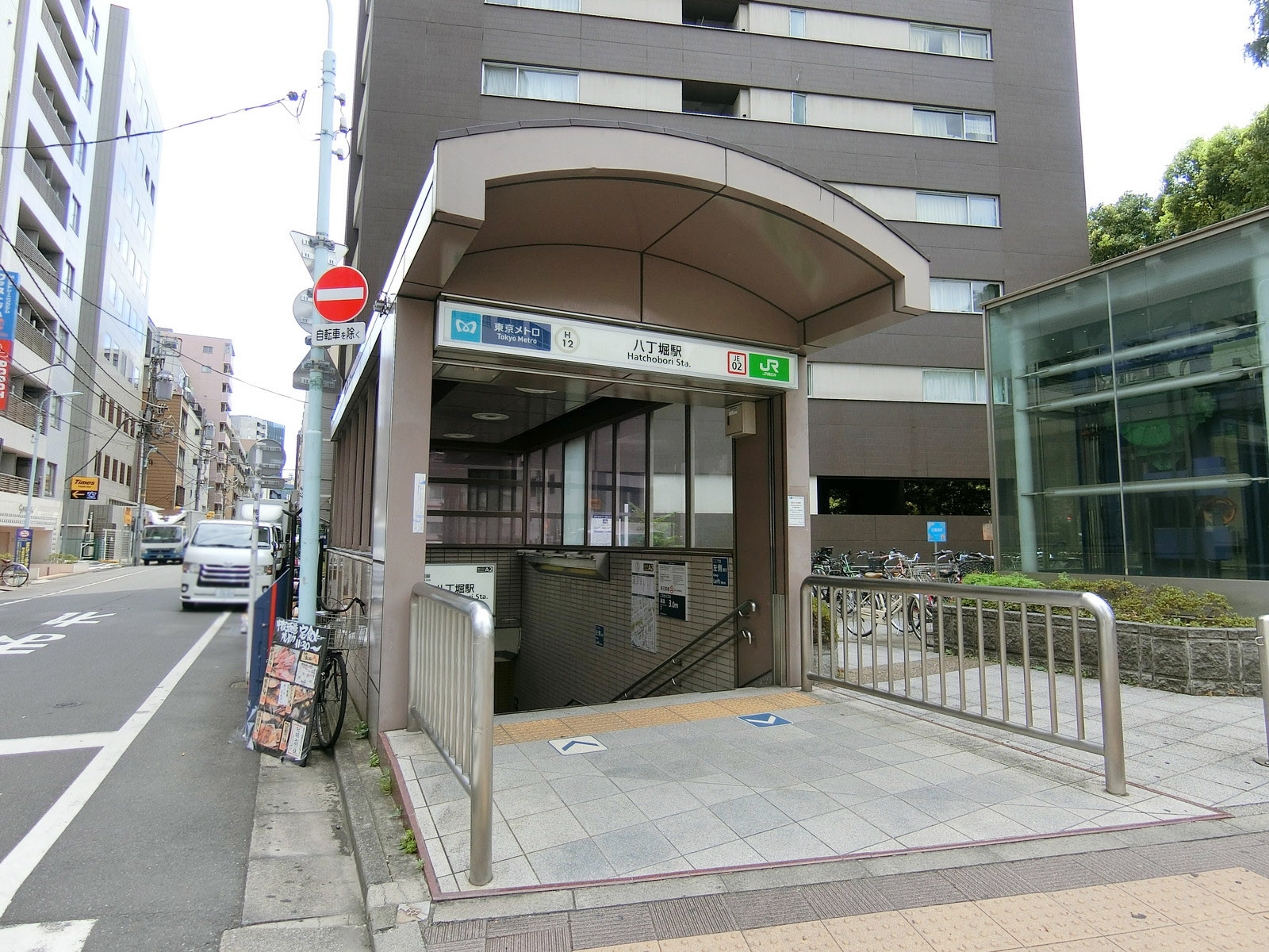 最寄りの「八丁堀駅」