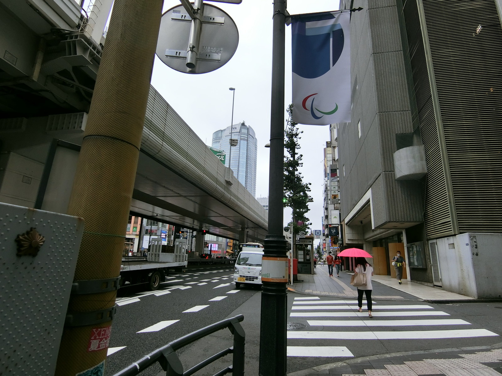 ISO六本木ビル前面の六本木通り