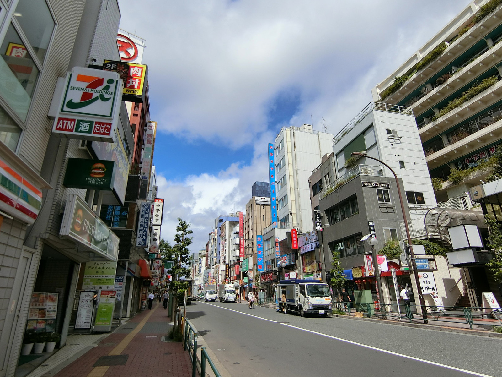 マルスビル前面の大久保通り