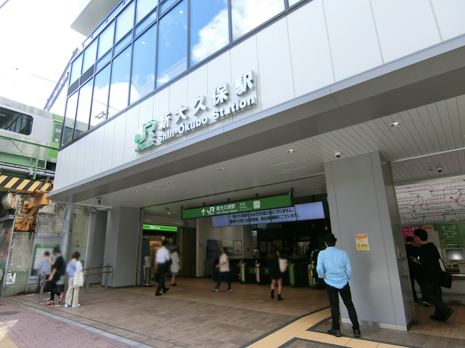 最寄りの「新大久保駅」