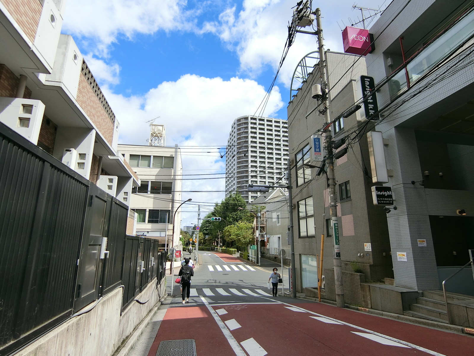 ライズ高踏園前面の通り